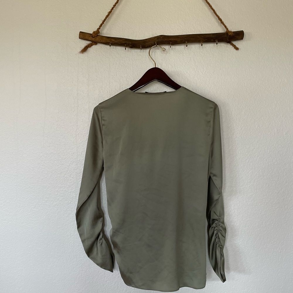 Satin green blouse - Picture 4 of 4